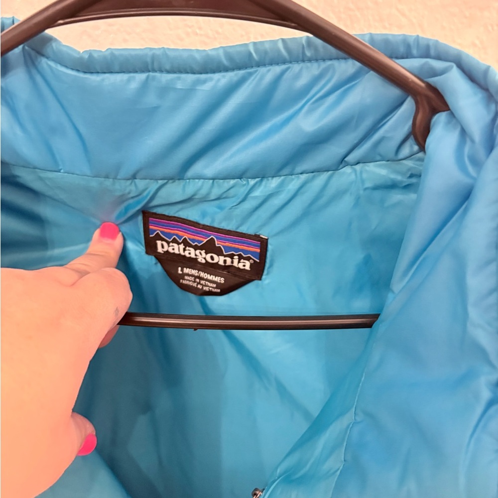 Patagonia Aqua Blue Quilted Vest with Black Logo Patch - Picture 2 of 2
